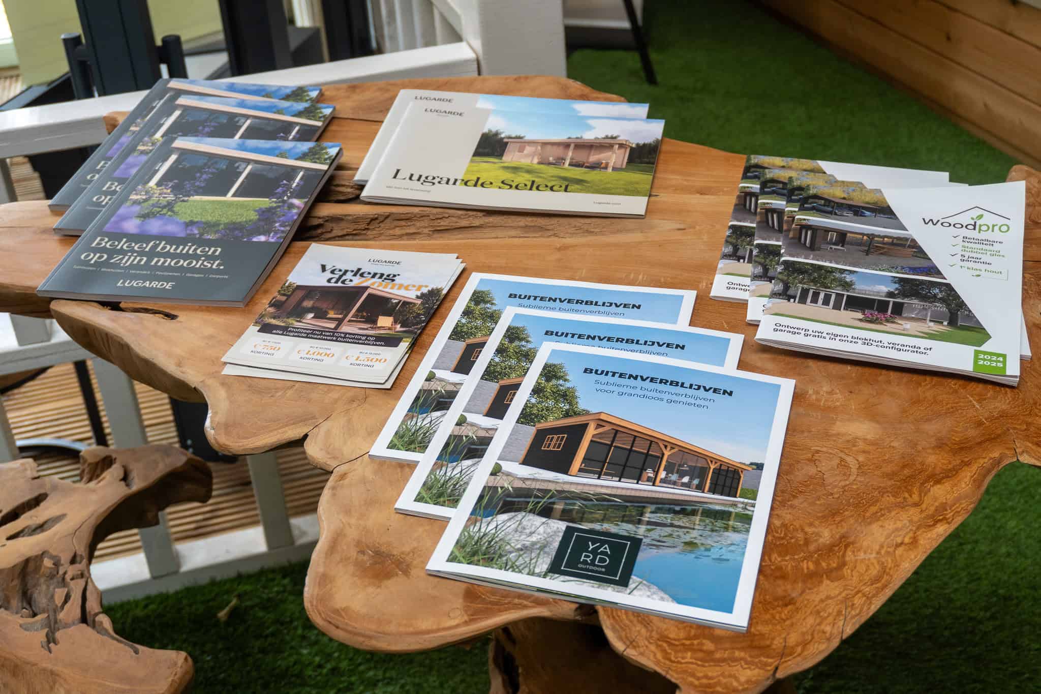Brochures van blokhutspecialist met verschillende modellen en opties.